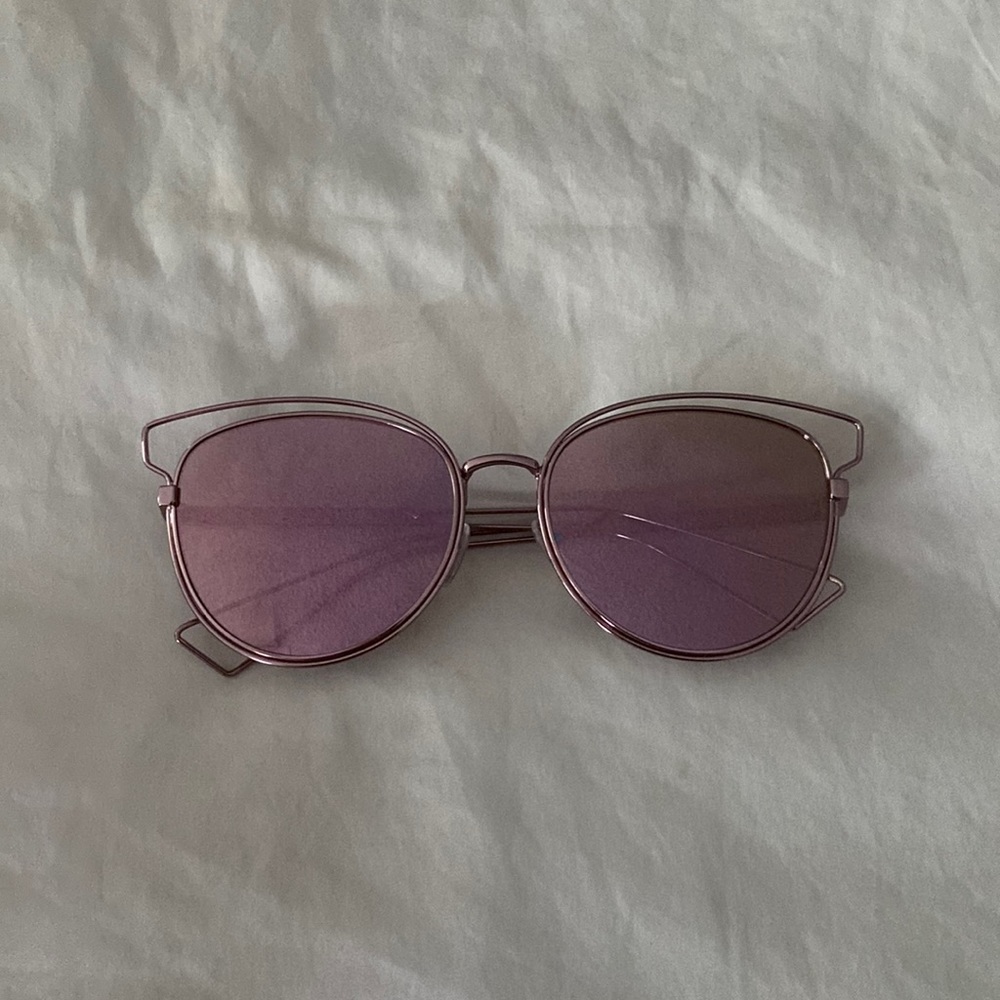 Pink mirror sunglasses